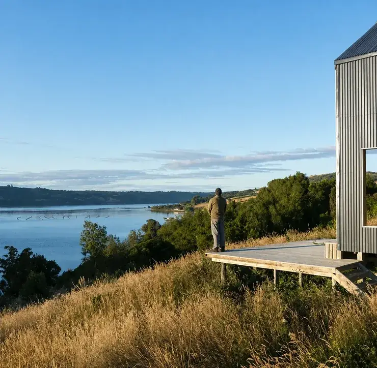 Vivienda en madera y tejuela diseñada por arquitecto titulado, terminada en un campo de Chiloé